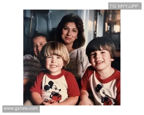 足球明星与母亲温馨合影展现亲情与支持的动人瞬间