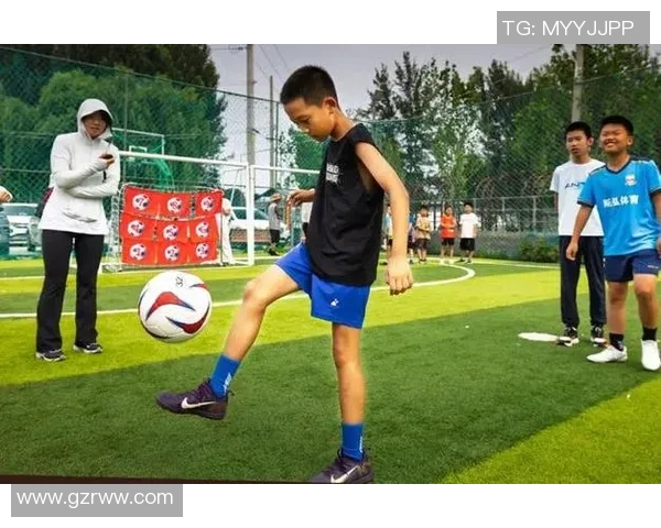 足球明星童年趣事揭秘足球场上的小梦想家们成长记